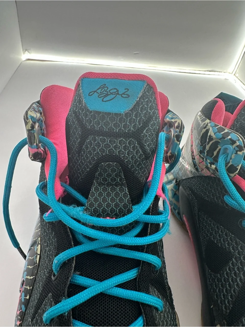 Nike LeBron XLL 12 23 Chromosome Kids Black and pink Sneakers Blue Laces Size 6Y